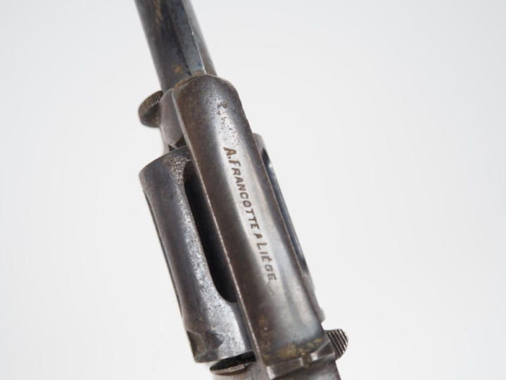 Revolver Hammerless, cinq coups, calibre 6 mm.  Canon rond. Carcasse g