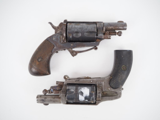 Vente aux enchères Deux revolvers Hammerless, cinq coups, calibre 6 mm velodog.  E.M. (Ac