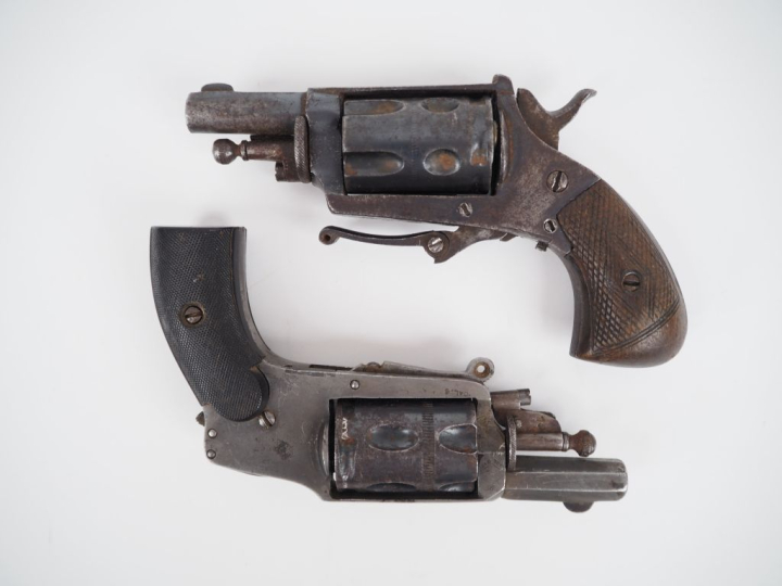 Deux revolvers Hammerless, cinq coups, calibre 6 mm velodog.  E.M. (Ac