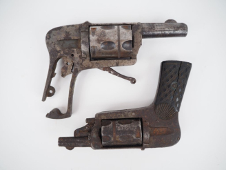 Vente aux enchères Deux épaves de revolver Hammerless :  -en cinq coups, 6 mm velodog.  -