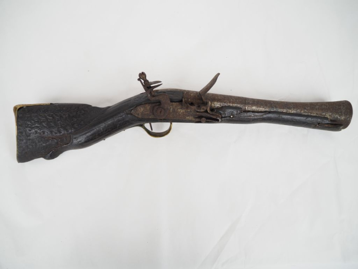 Escopette à silex pour la décoration. Garnitures en laiton.   Dans l’é