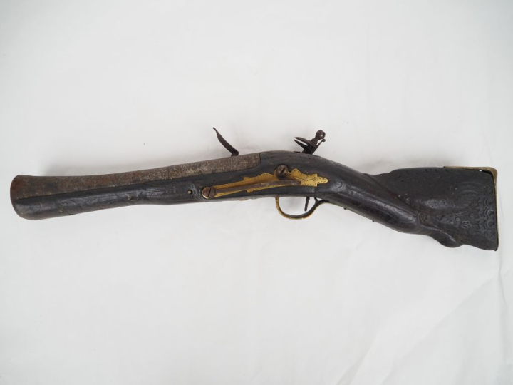 Escopette à silex pour la décoration. Garnitures en laiton.   Dans l’é