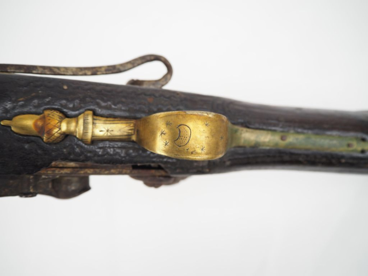 Escopette à silex pour la décoration. Garnitures en laiton.   Dans l’é