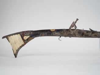 Vente aux enchères Fusil à silex d’Afrique du Nord dit « Moukalah »  Canon rond, à pans a