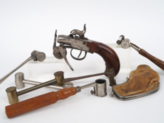 Vente aux enchères Pistolet à percussion, éprouvette.  Roue graduée à 9. Crosse en noyer.