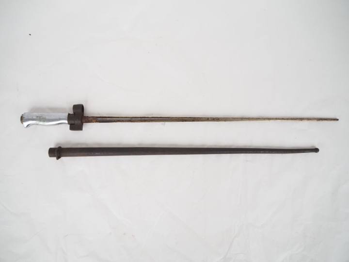 Baïonnette Lebel 1886 modifié 15.  Poignée argentée. Croisière en fer.