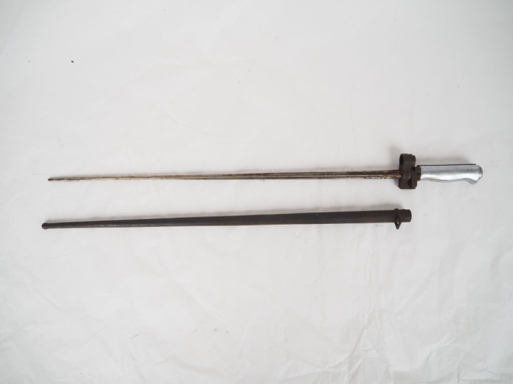 Baïonnette Lebel 1886 modifié 15.  Poignée argentée. Croisière en fer.