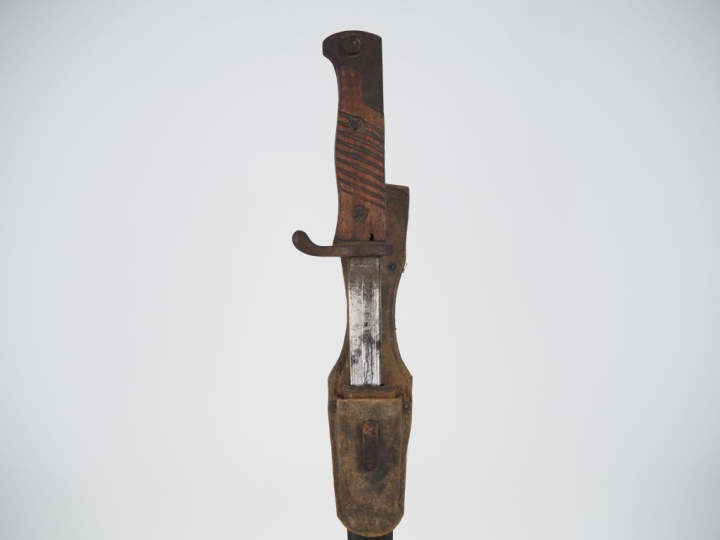 ALLEMAGNE  Baïonnette modèle 1898. Poignée à plaquettes de bois. Montu