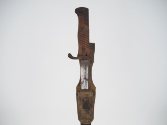 Vente aux enchères ALLEMAGNE  Baïonnette modèle 1898. Poignée à plaquettes de bois. Montu