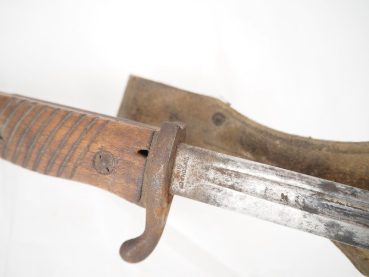 ALLEMAGNE  Baïonnette modèle 1898. Poignée à plaquettes de bois. Montu