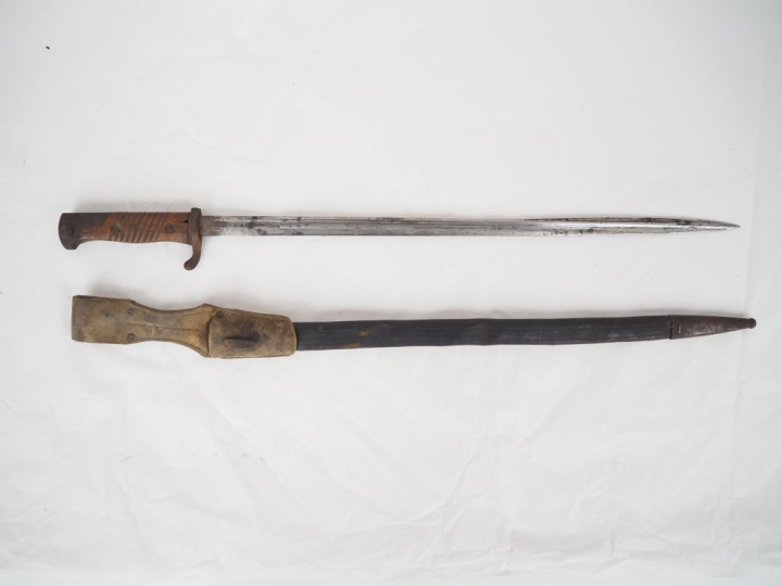 ALLEMAGNE  Baïonnette modèle 1898. Poignée à plaquettes de bois. Montu