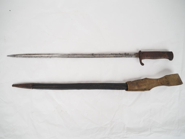 ALLEMAGNE  Baïonnette modèle 1898. Poignée à plaquettes de bois. Montu