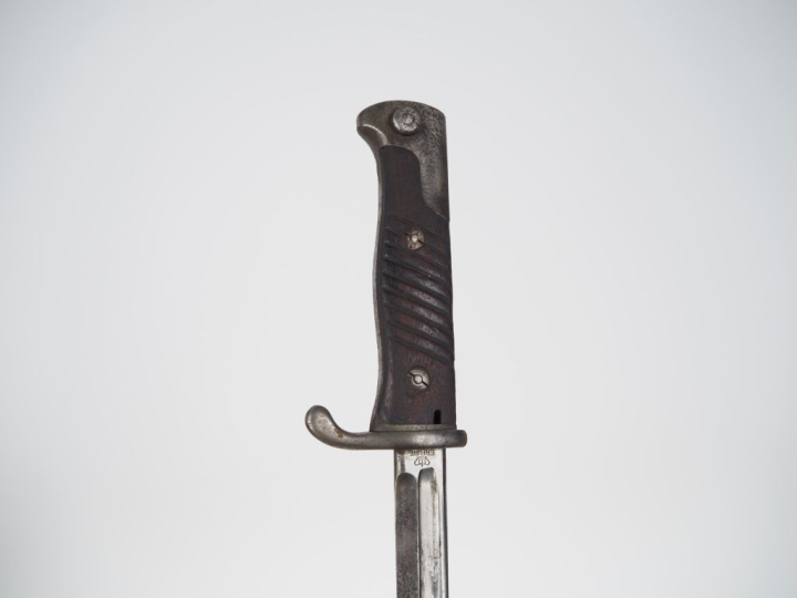 ALLEMAGNE  Baïonnette modèle 1898. Poignée à plaquettes de bois. Montu