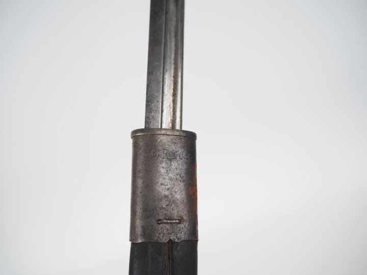 ALLEMAGNE  Baïonnette modèle 1898. Poignée à plaquettes de bois. Montu