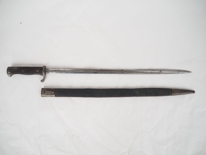 ALLEMAGNE  Baïonnette modèle 1898. Poignée à plaquettes de bois. Montu