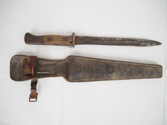 Vente aux enchères ALLEMAGNE  Baïonnette modèle 84-98.  Poignée à plaquettes de bois et d