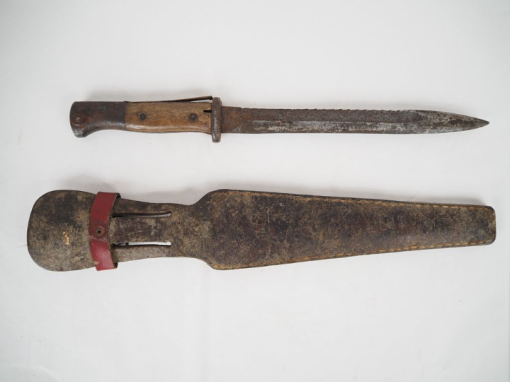 ALLEMAGNE  Baïonnette modèle 84-98.  Poignée à plaquettes de bois et d