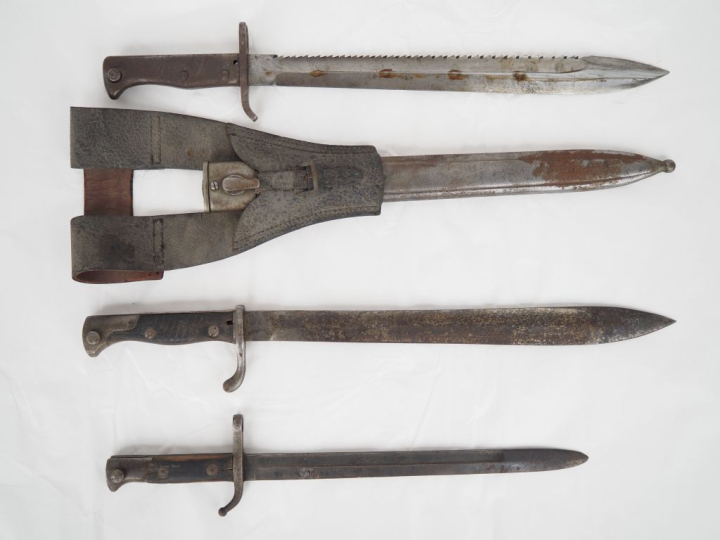 ALLEMAGNE  Deux baïonnettes :  -1898-05. Non marquée. E.M. SF. Piqûres