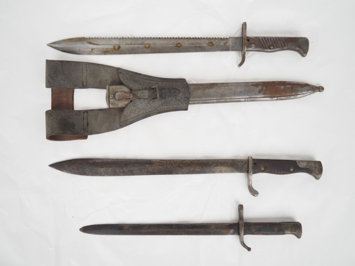 ALLEMAGNE  Deux baïonnettes :  -1898-05. Non marquée. E.M. SF. Piqûres