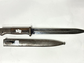 Vente aux enchères ALLEMAGNE  Une baïonnette 1884-98.  	Plaquettes en bois. Lame non marq