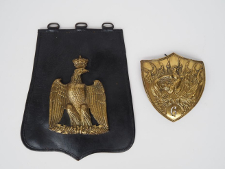 Vente aux enchères Ensemble comprenant :  -Plaque de sabretache du 6 hussard. Époque Mona