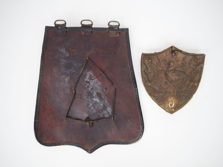 Ensemble comprenant :  -Plaque de sabretache du 6 hussard. Époque Mona