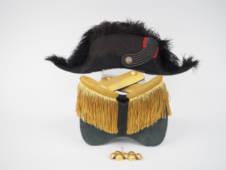 Vente aux enchères Ensemble comprenant :  -Un bicorne de grande tenue d’intendant militai