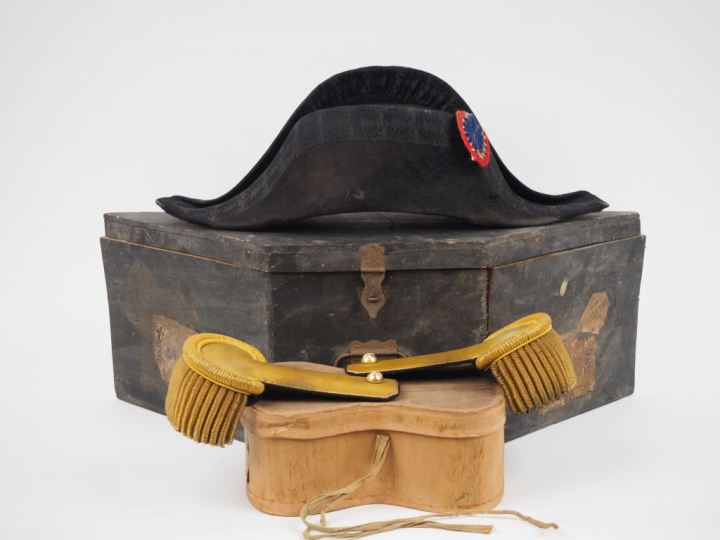 Bicorne de polytechnicien en feutre taupé, galon brodé. Cocarde tricol