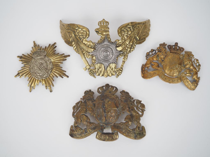 Ensemble de quatre plaques de casques à pointe :  -Plaque de l’infante