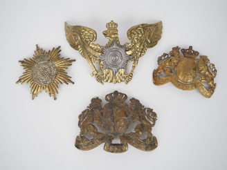 Vente aux enchères Ensemble de quatre plaques de casques à pointe :  -Plaque de l’infante