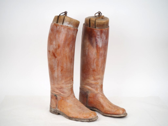 Vente aux enchères Paire de bottes d’officier.  En cuir au naturel, à hautes tiges.  Avec