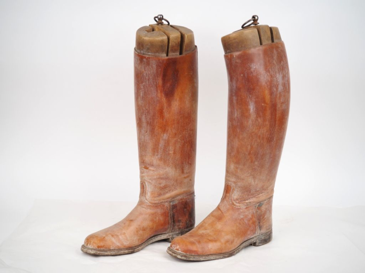 Paire de bottes d’officier.  En cuir au naturel, à hautes tiges.  Avec