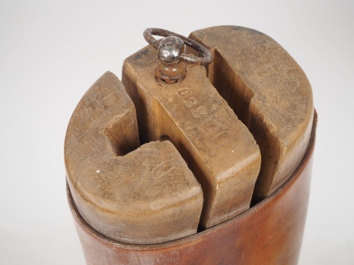 Paire de bottes d’officier.  En cuir au naturel, à hautes tiges.  Avec