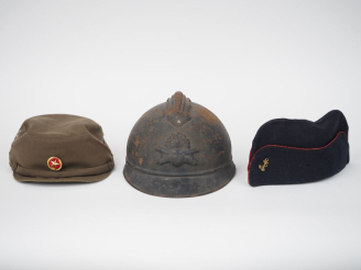 Vente aux enchères Trois coiffures :  -Casque Adrian modèle 1915 d’artilleur.  Bombe pein