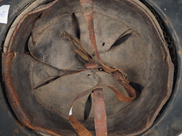 Trois coiffures :  -Casque Adrian modèle 1915 d’artilleur.  Bombe pein