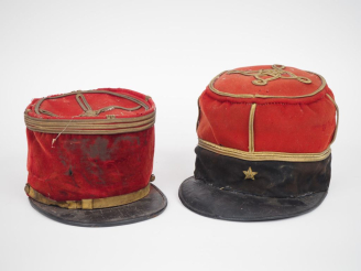 Vente aux enchères Deux képis :  -Capitaine du Service de santé des armées.  Bandeau en v