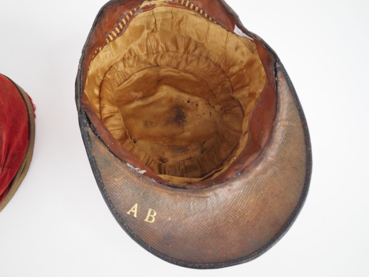 Deux képis :  -Capitaine du Service de santé des armées.  Bandeau en v