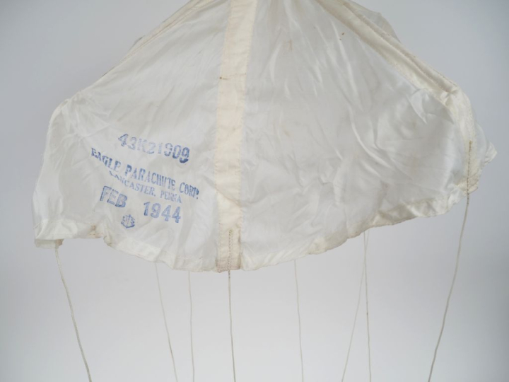 Petit parachute en soie,  Avec marquages « EAGLE PARACHUTE CORPS LANCA