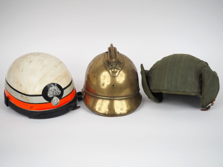 Casque anti éclats US M4A2, à oreilles.  Recouvert de toile. Jugulaire