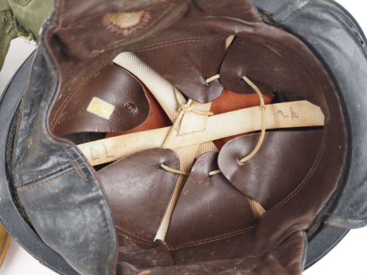 Casque anti éclats US M4A2, à oreilles.  Recouvert de toile. Jugulaire