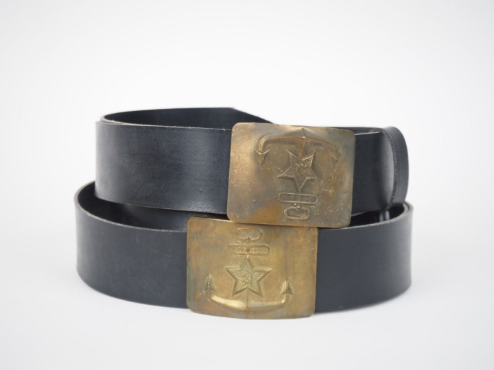 Deux ceinturons en cuir de la Marine Soviétique.  Boucles en laiton.  
