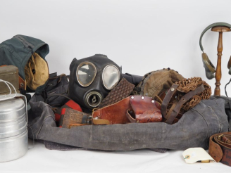 Vente aux enchères Important lot de militaria (20 pièces environ) dont casque de motocycl
