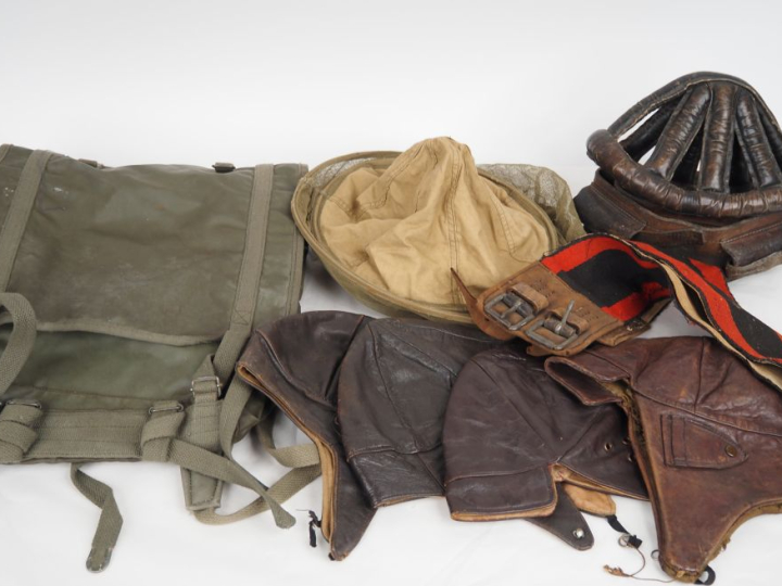 Important lot de militaria (20 pièces environ) dont casque de motocycl