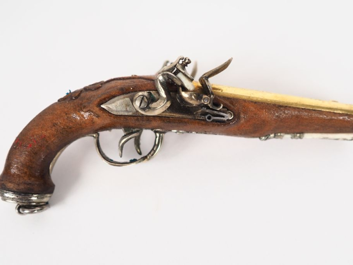 Pistolet double à silex d’officier de marine, miniature.  Canons en ta