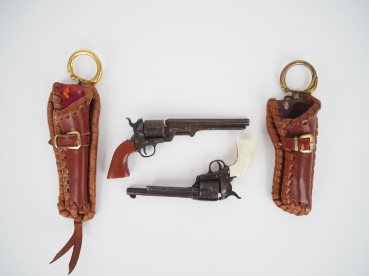 Deux breloques porte clefs.  -Revolver Colt 1851.  -Revolver Colt Sing