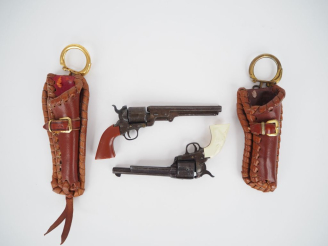 Vente aux enchères Deux breloques porte clefs.  -Revolver Colt 1851.  -Revolver Colt Sing
