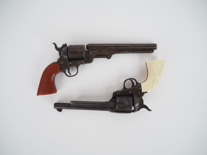 Deux breloques porte clefs.  -Revolver Colt 1851.  -Revolver Colt Sing