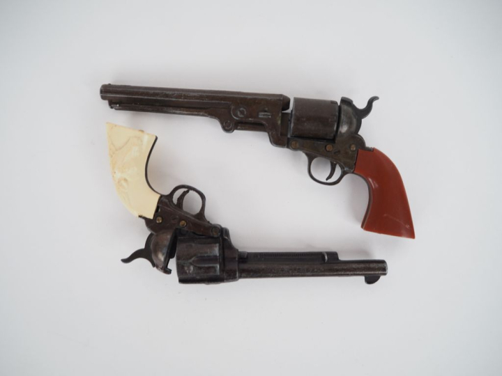 Deux breloques porte clefs.  -Revolver Colt 1851.  -Revolver Colt Sing