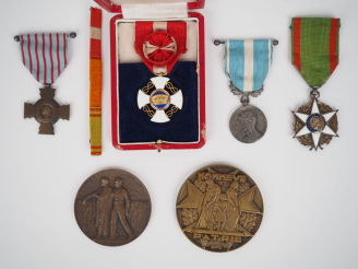 Vente aux enchères Ensemble comprenant :  -Une étoile d’officier de la Couronne d’Italie.