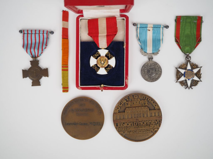 Ensemble comprenant :  -Une étoile d’officier de la Couronne d’Italie.